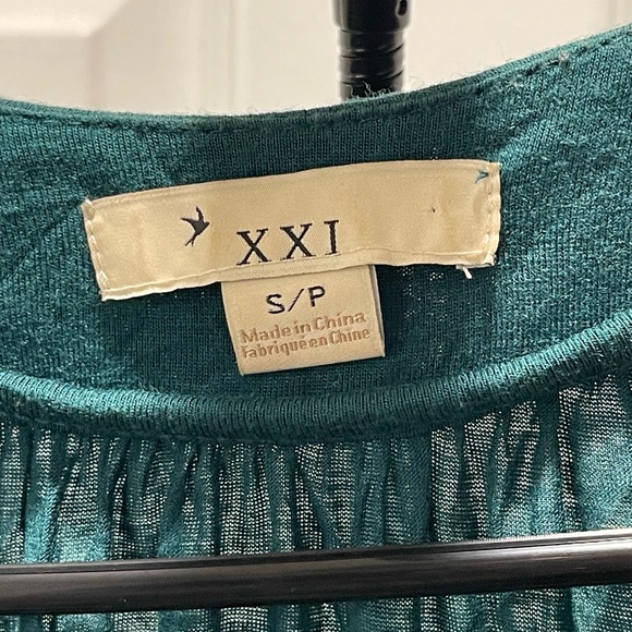 🛑 Teal Short-Sleeved Top with a V-Neck and Beaded Embellishment - Picture 6 of 7